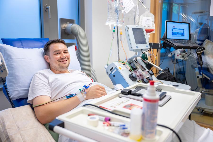 Das Bild zeigt einen jungen Mann in einem Krankenhausbett, dem über einen Zugang Stammzellen entnommen werden.