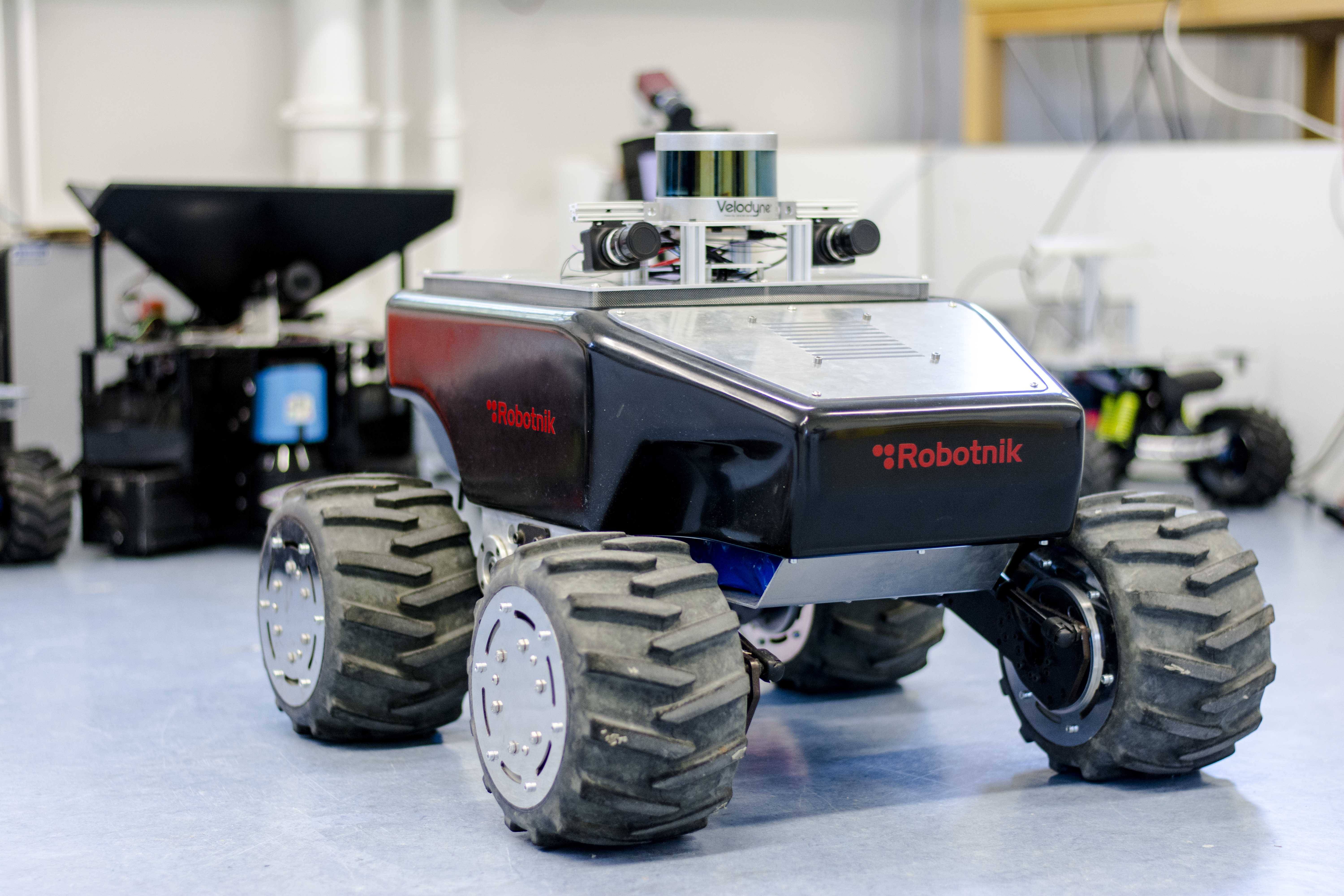 Kleines Roboter-Fahrzeug auf einem Tisch