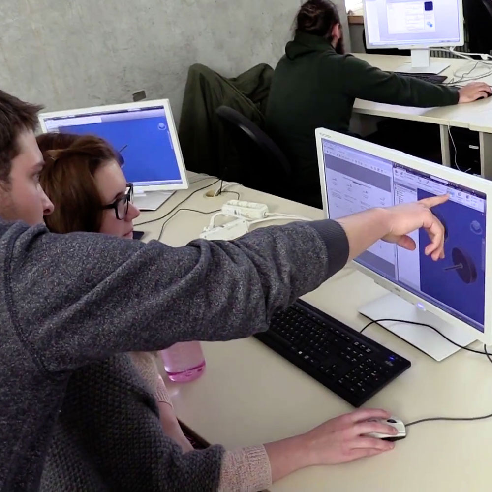 Studierende arbeiten im Team an einer CAD-Konstruktion.
