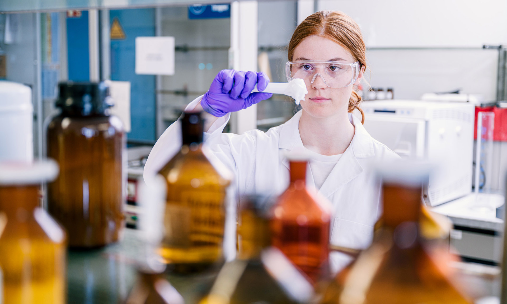 Eine Chemie-Studentin untersucht im Labor eine selbst hergestellte Salbe