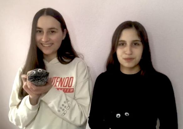 Aleyna Murat and Burcu Karakum, students of the high-school Otto-Hahn in Nagold