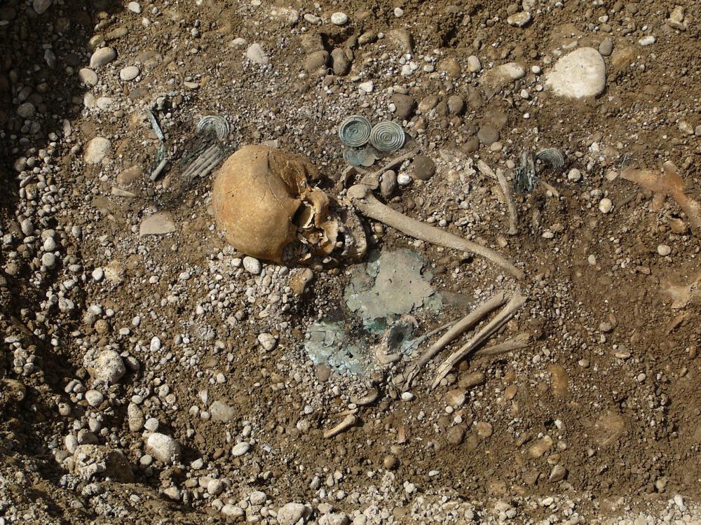 High-status and non-local female burial from the site of Kleinaitingen “Gewerbegebiet Nord”. The head dress and the burial rite reflect local traditions, but the isotopic values are proof of foreign origin. 
