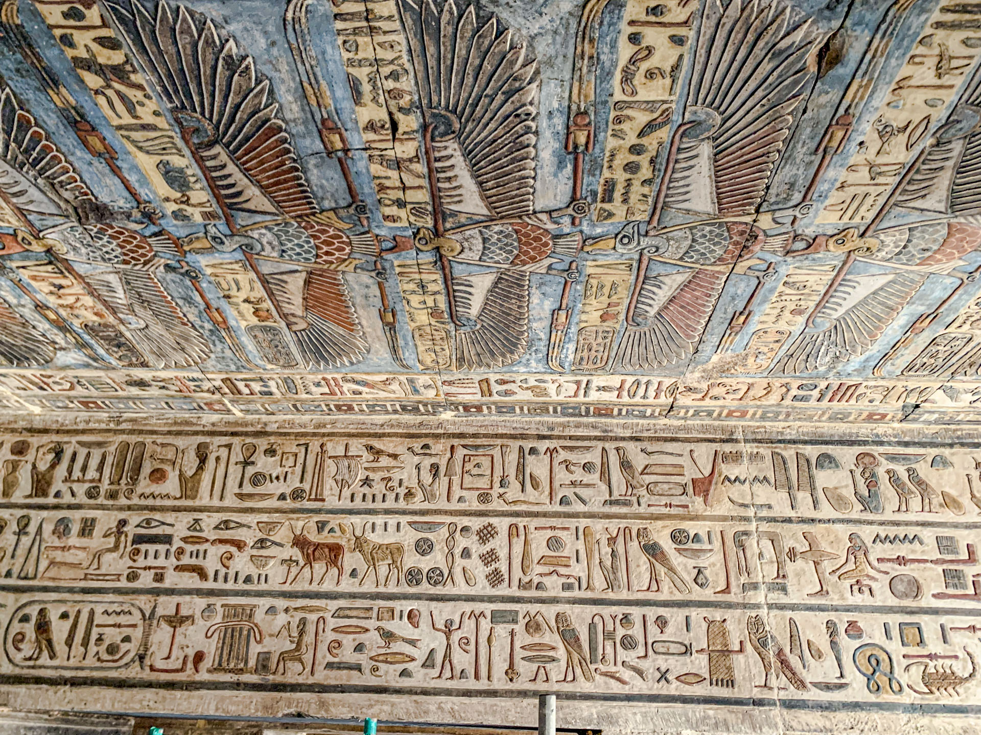 The flying vultures on the central section of the ceiling (central bay), with the northern crossbeam (architrave) behind.