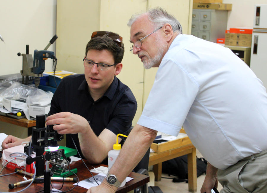 Pernicka (r.) und Moritz Numrich bei der Arbeit am Laserablationsgerät im Archäologischen Nationalmuseum in Athen. 