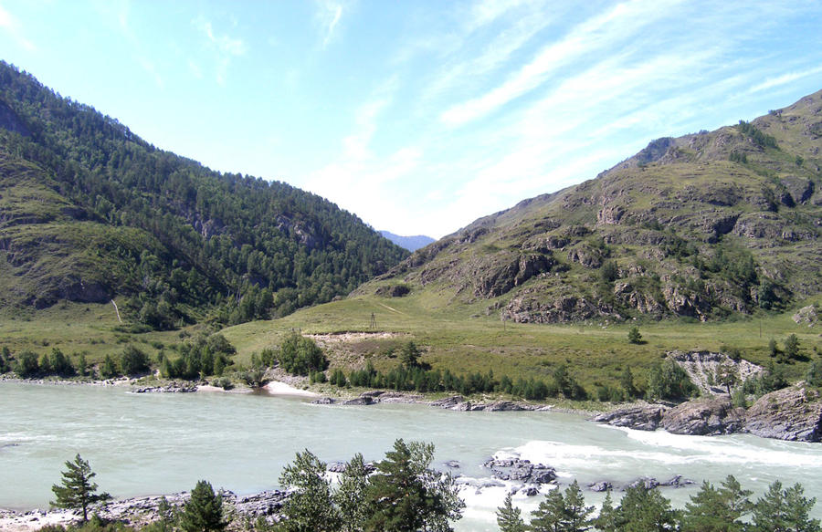 View of the valley in the Altai where the Nizhnetytkesken cave is located. 