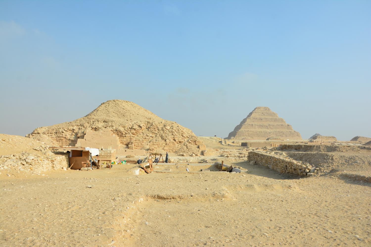 Grabungsfläche Saqqara Saite Tombs Project, Blick nach Norden auf Unaspyramide und Stufenpyramide des Djoser