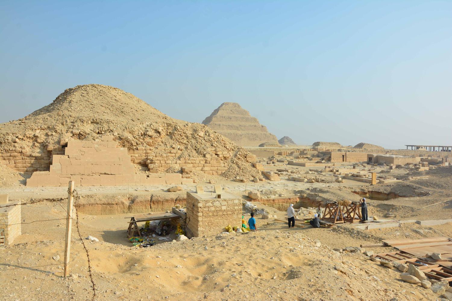 Grabungsfläche Saqqara Saite Tombs Project, Blick Nordwest auf Unaspyramide und Stufenpyramide des Djoser