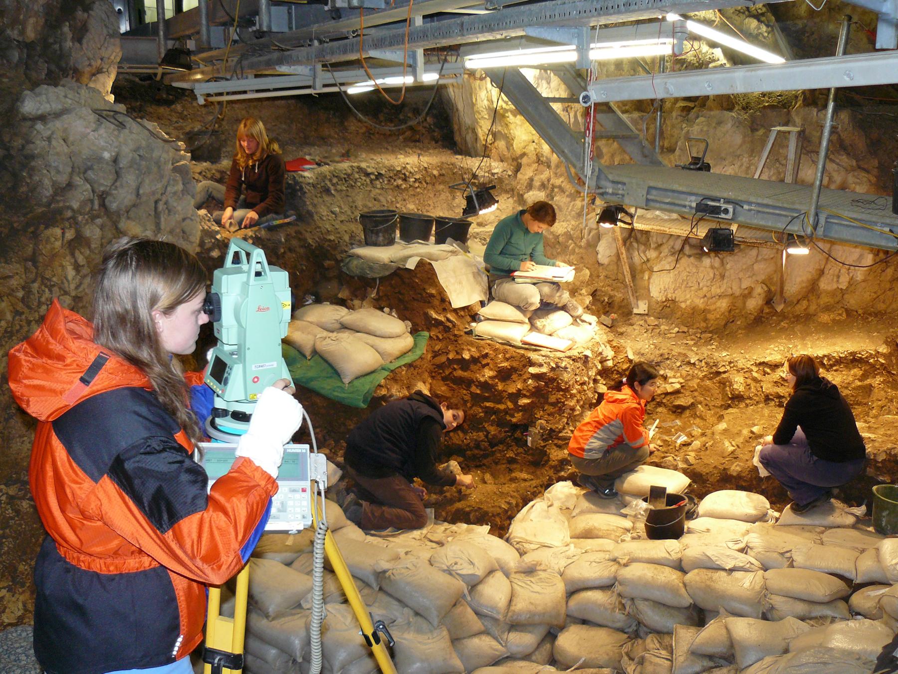 Ausgrabungen in der Höhle "Hohle Fels"