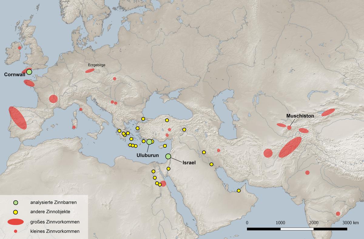 Die Karte im Bild zeigt Zinnlagerstätten und Zinnfunde im östlichen Mittelmeerraum. Rot markiert sind große und kleine Zinnvorkommen, grün markiert analysierte Zinnbarren und gelb markiert andere Zinnobjekte.