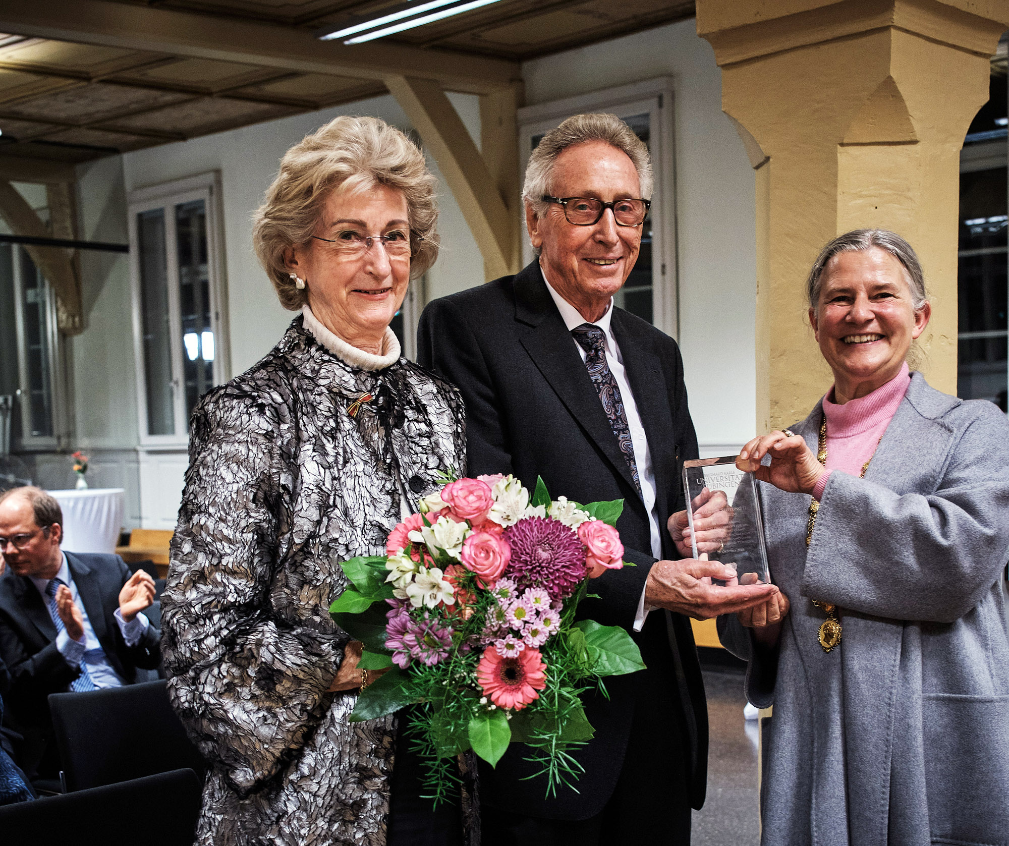 Rektorin Prof. Dr. Karla Pollmann (rechts) überreichte den Universitätspreis an die Stiftungsgründer Josephine Hector und Dr. h. c. Hans-Werner Hector.