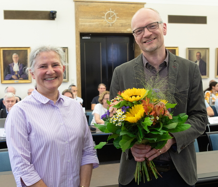 Rektorin Karla Pollmann gratuliert dem neuen Prorektor Samuel Wagner zur Wahl. 