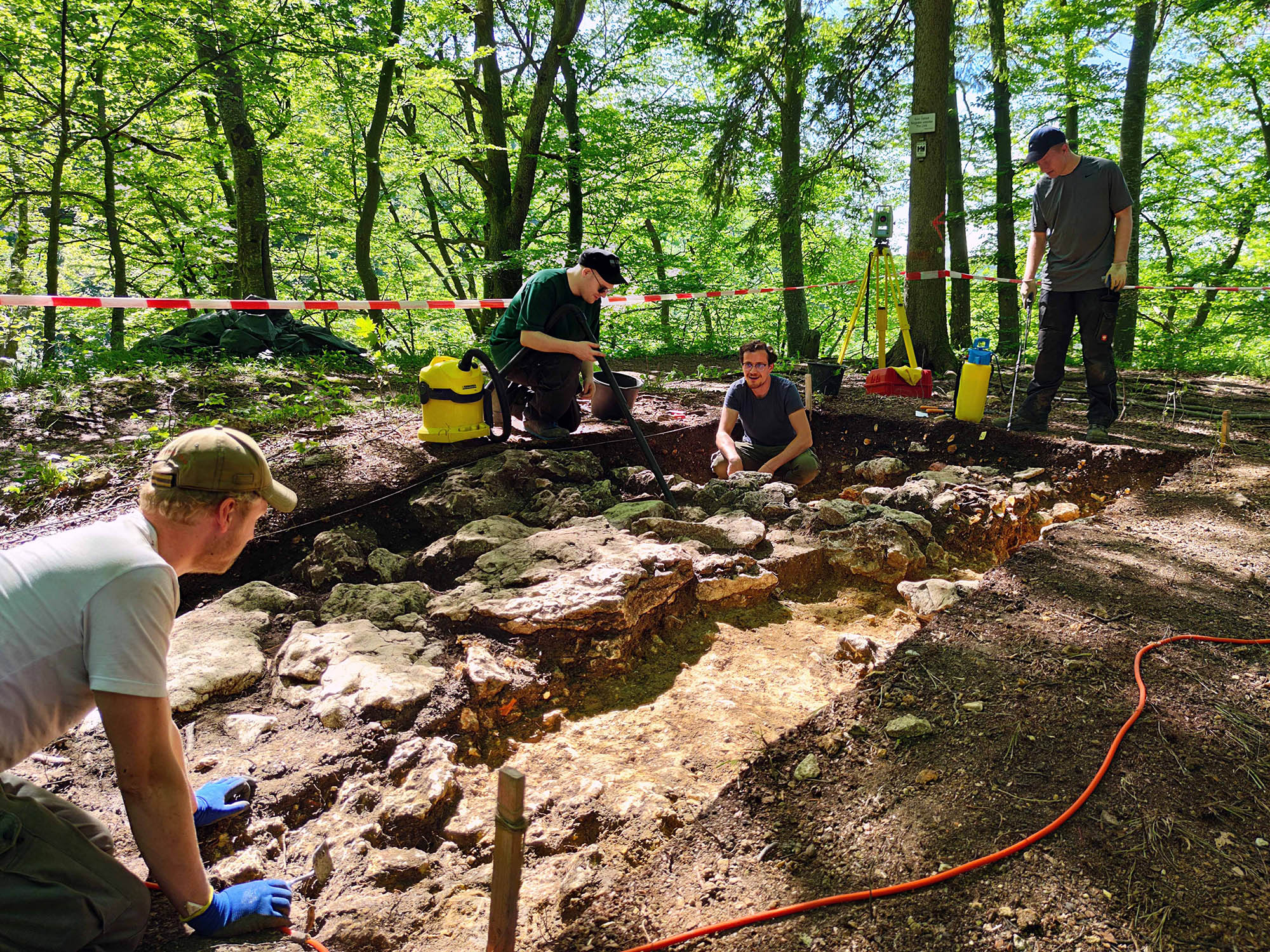  Personen arbeiten an der Freilegung der Mauerreste an Burg Stahleck in der Nähe von Reutlingen, 2021.