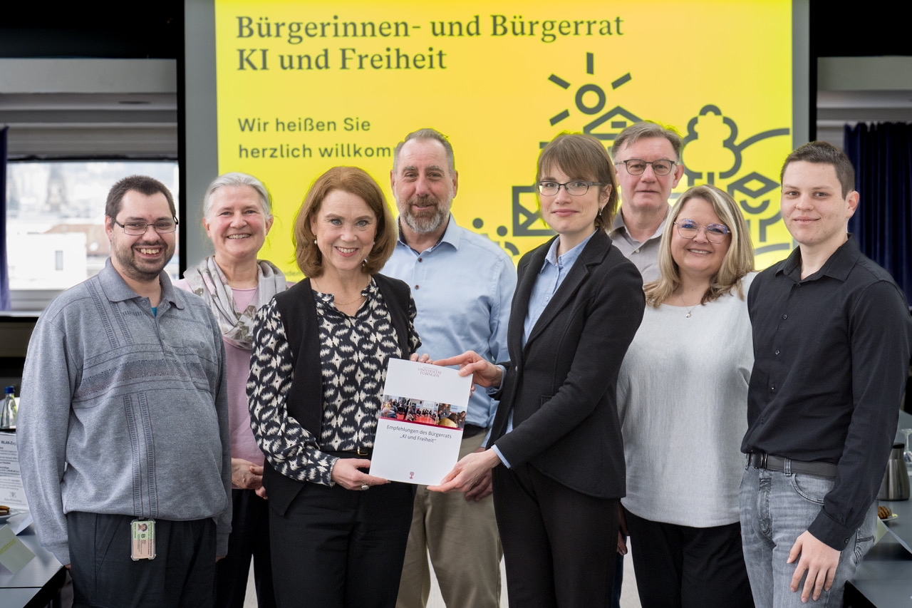 Übergabe der Empfehlungen des Bürgerrates „KI und Freiheit“ an Petra Olschowski (3. von links), Ministerin für Wissenschaft, Forschung und Kunst des Landes Baden-Württemberg. Links neben ihr: Prof. Dr. Dr. h.c. (Dōshisha) Karla Pollmann, Rektorin der Universität Tübingen.