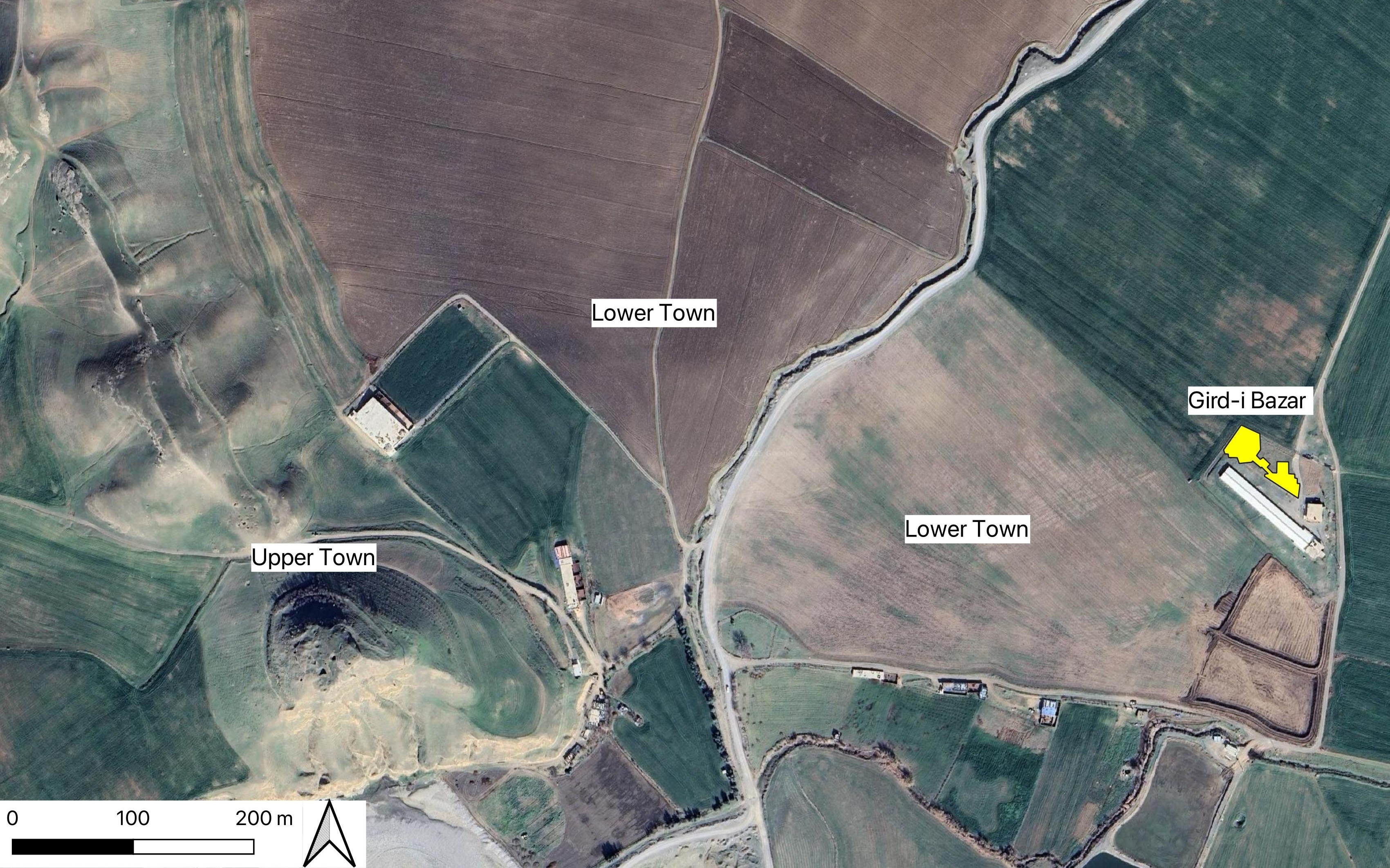 The Upper and Lower Towns of the Dinka Settlement Complex. In yellow the excava-tion areas at Gird-i Bazar.