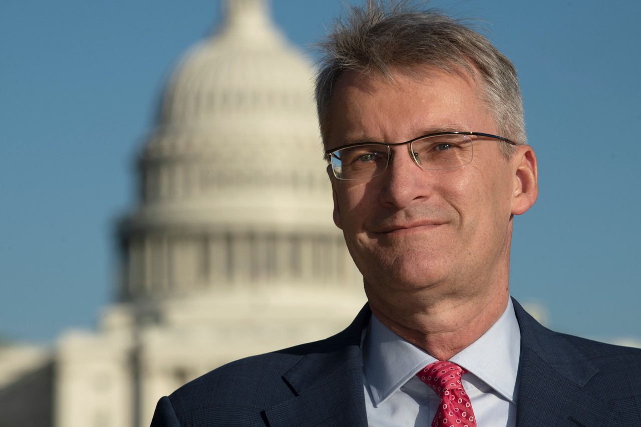 Portraitfoto von Elmar Theveßen vor dem Kapitol in Washington
