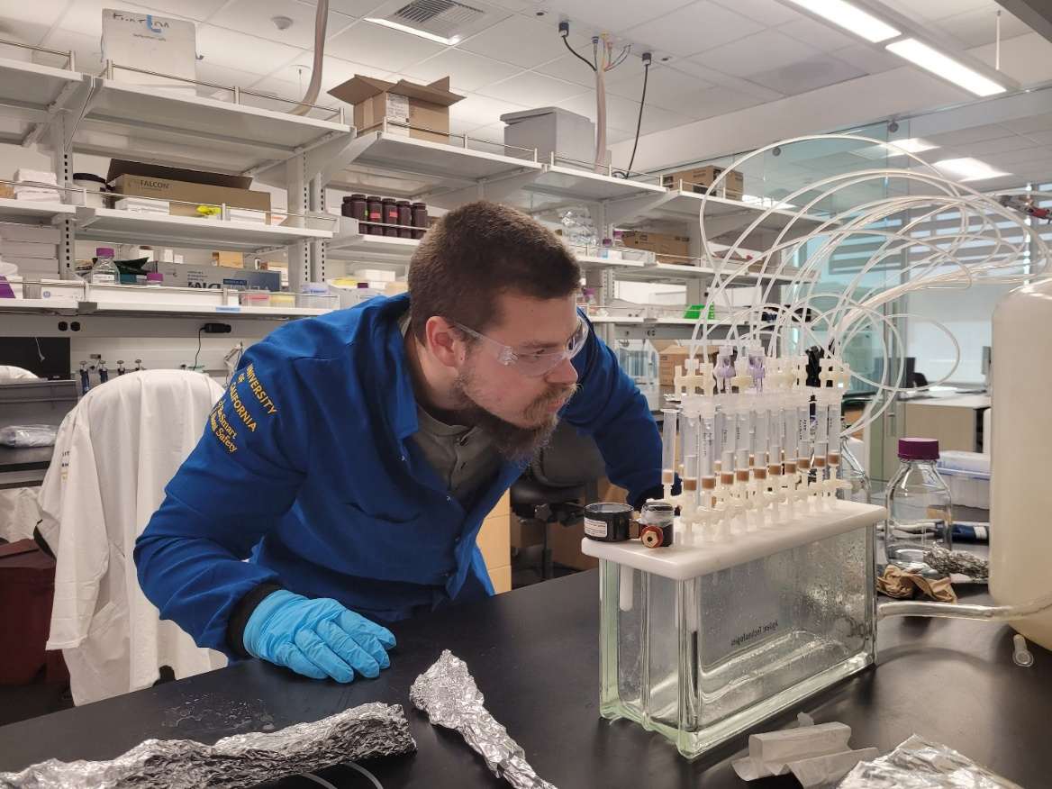 Tilman Schramm extrahiert gelöste organische Moleküle aus Meerwasserproben für die Massenspektrometrieanalyse.