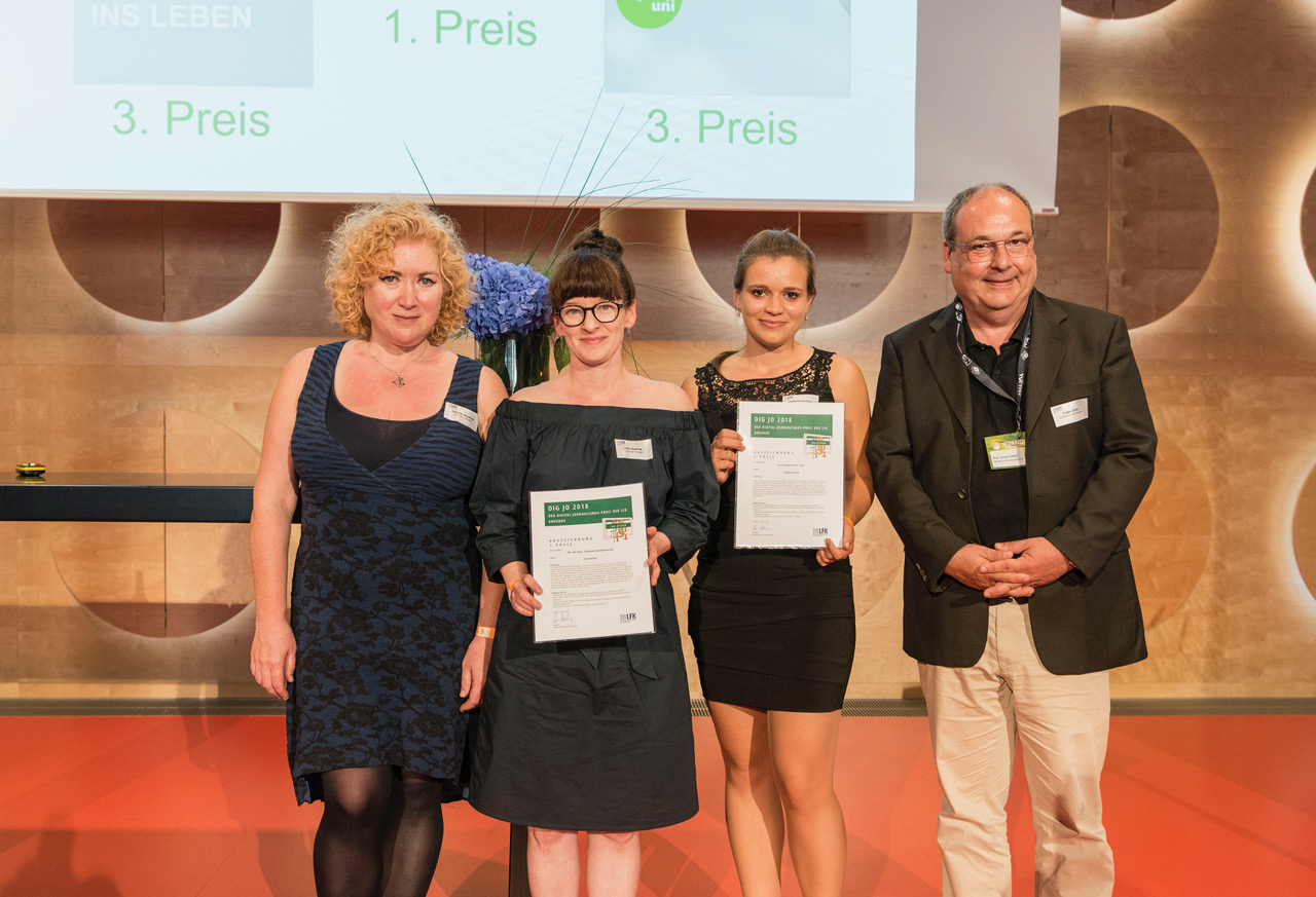 (von links): Prof. Dr. Susanne Marschall, Lena Jauernig (1. Preis) und Katharina Rostan (2. Preis). Foto: David Matthiessen