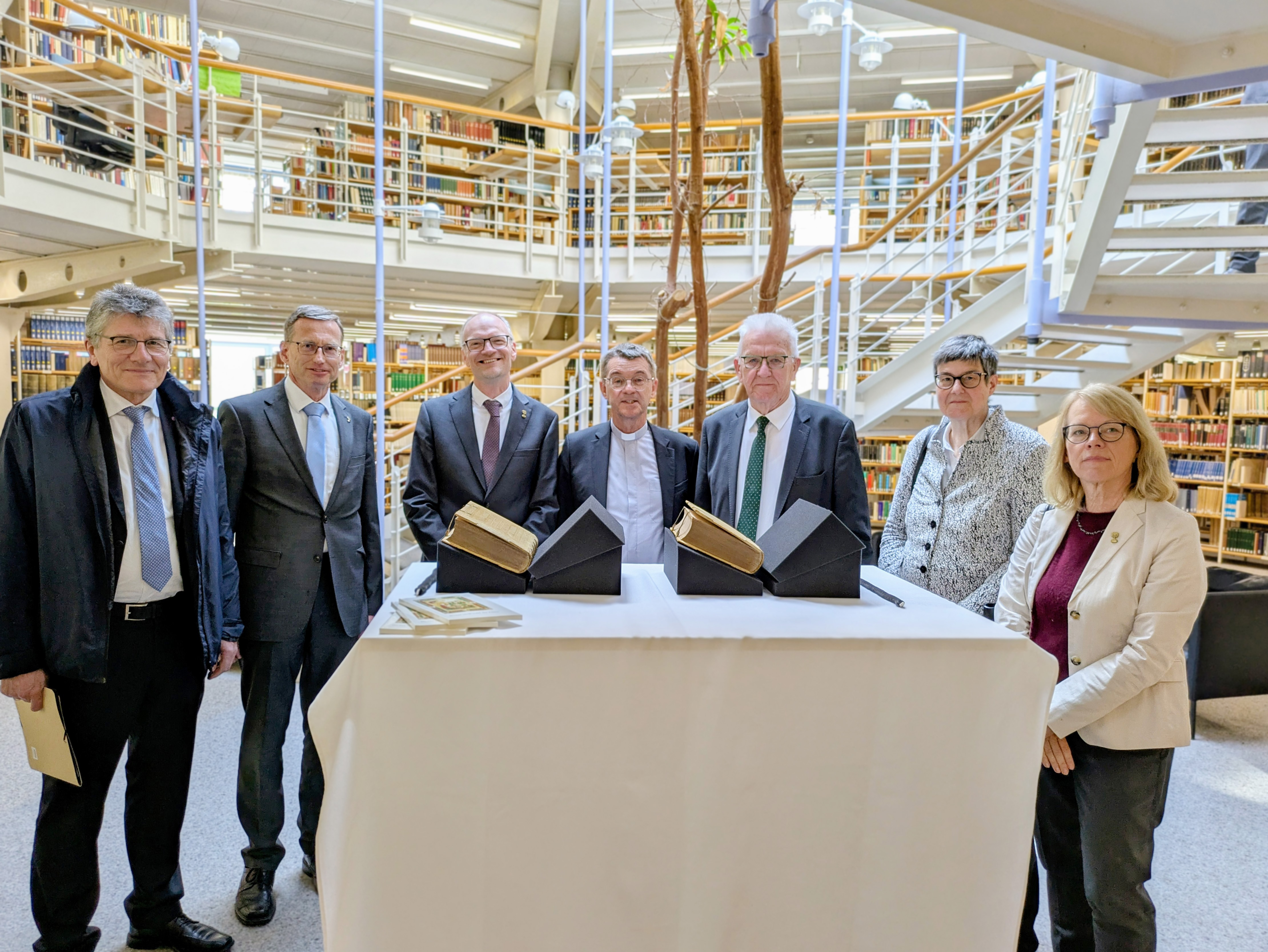 Von links: Ernst-Wilhelm Gohl (Landesbischof der Evangelischen Landeskirche in Württemberg), Dr. Andreas Rothfuß (Kanzler), Professor Samuel Wagner (Prorektor für Nachhaltige Entwicklung), Dr. Klaus Krämer (Bischof der Diözese Rottenburg-Stuttgart) , Ministerpräsident Winfried Kretschmann, Professorin Saskia Wendel (Dekanin der Katholisch-Theologischen Fakultät) und Professorin Birgit Weyel (Dekanin der Evangelisch-Theologischen Fakultät).