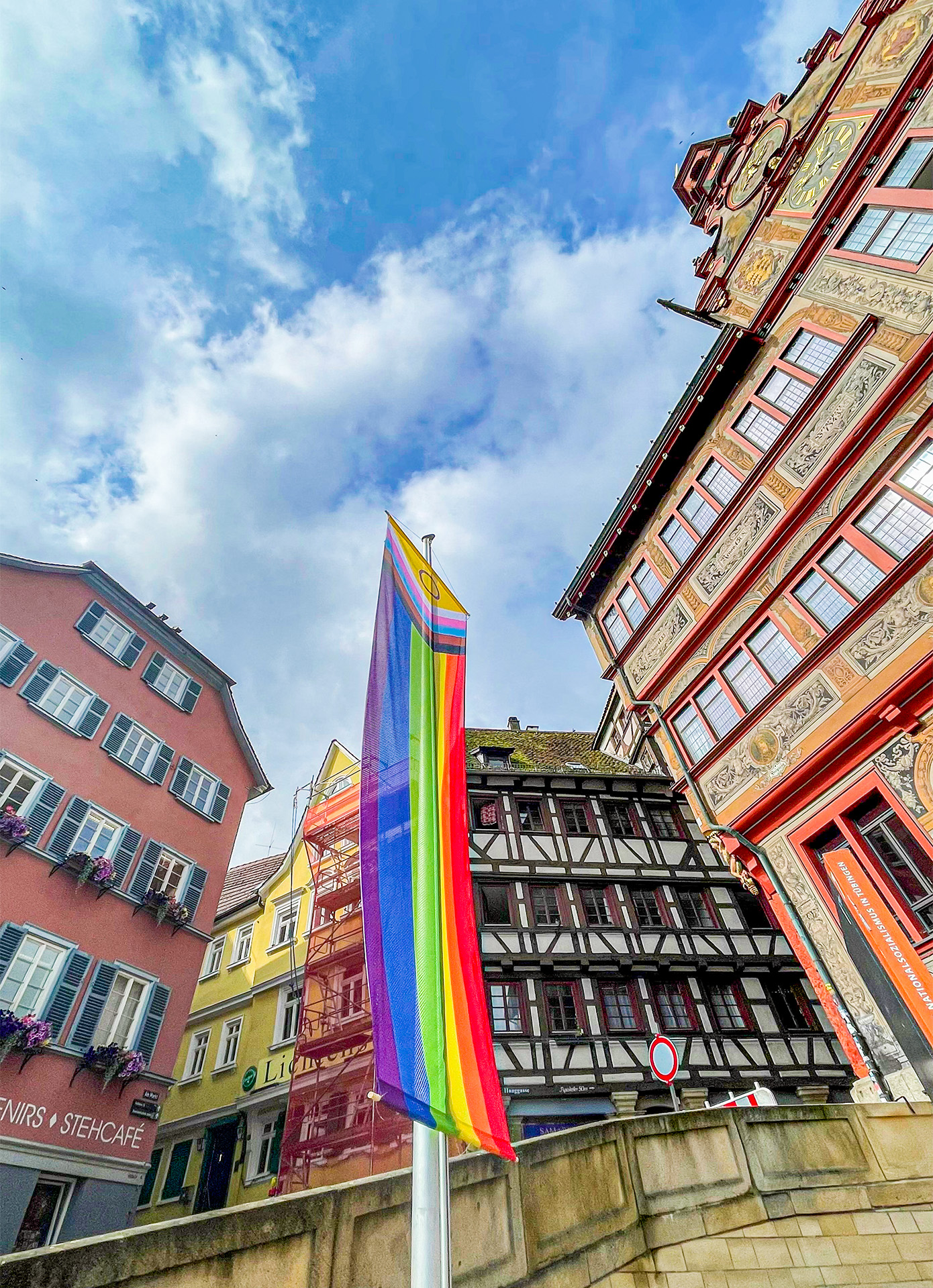 Tübinger Rathaus mit gehisster Pride Flagge