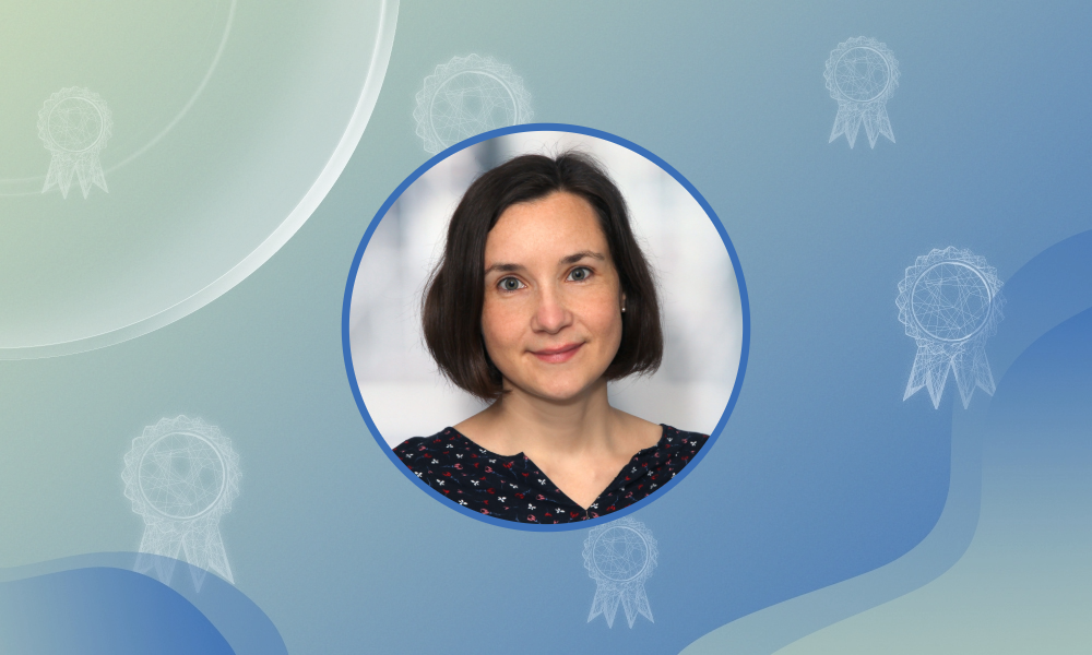 Portraitfoto Lisa Maier vor grafischem Hintergrund mit Medaillen