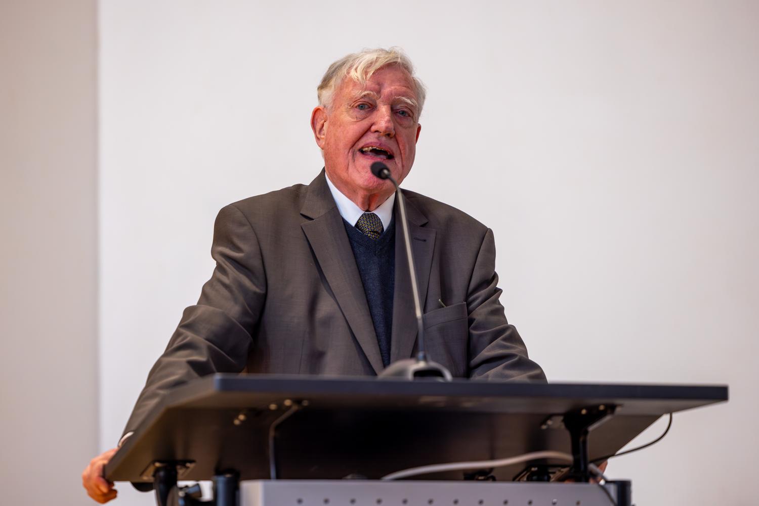 Foto von Eilert Herms am Rednerpult