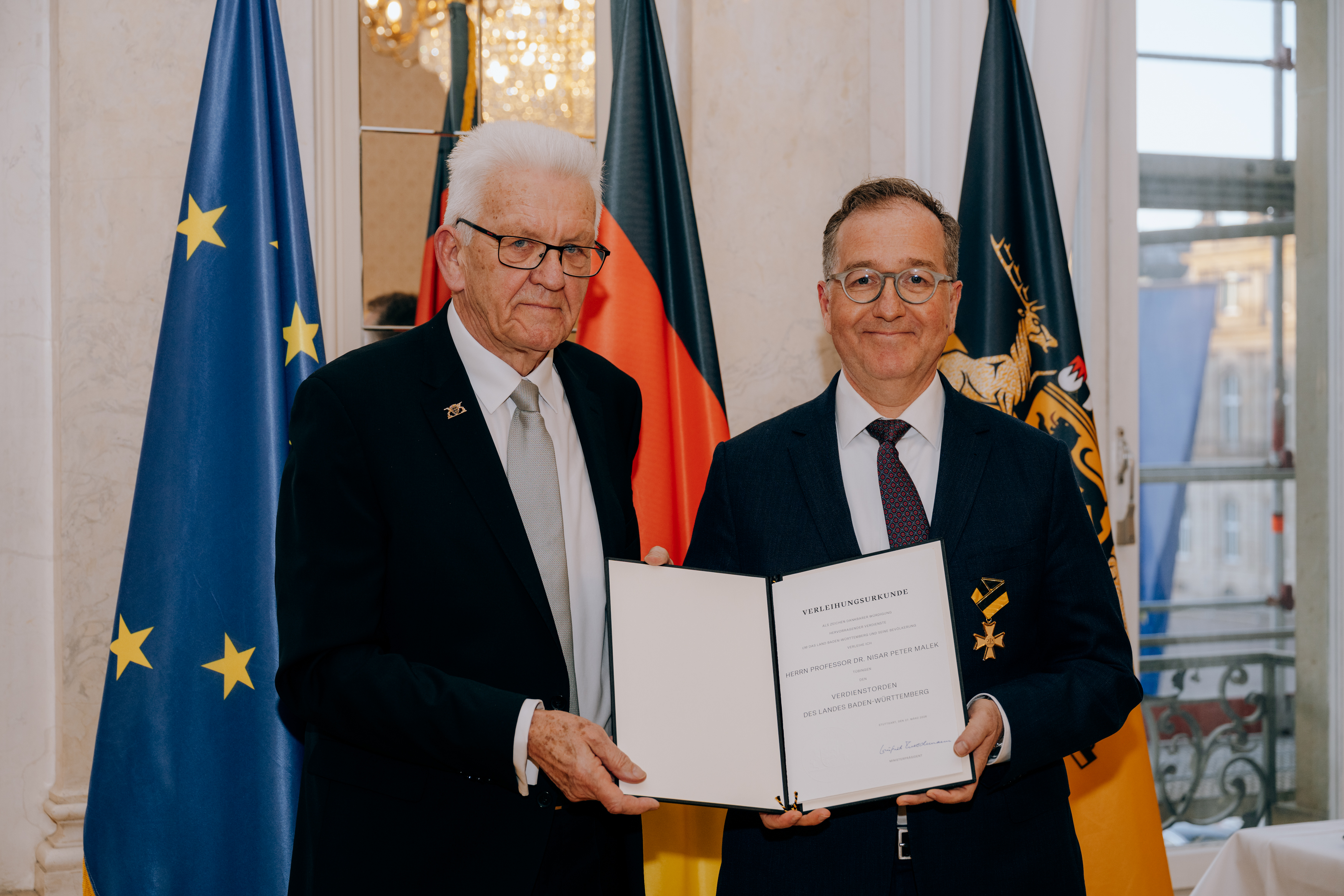 Ministerpräsident Winfried Kretschmann (links) überreichte Professor Nisar Peter Malek (rechts) den Landesverdienstorden.