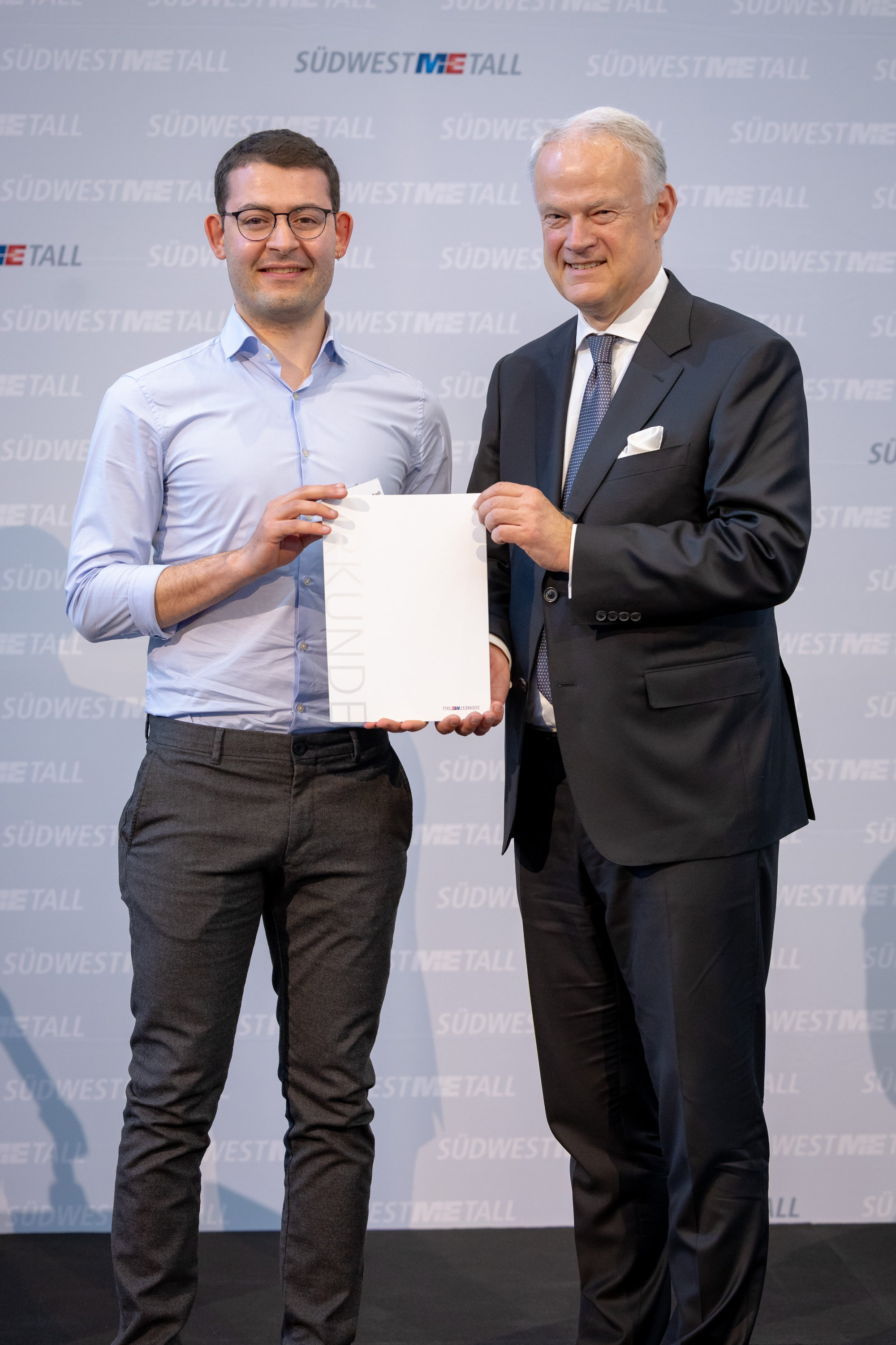 Preisträger Dr. Amirhossein Ershadi (links) mit dem Vorsitzenden von Südwestmetall Peter S. Krause.