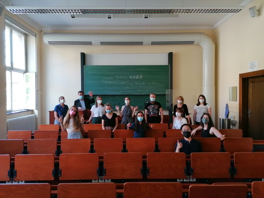 Gruppenfoto der am Projekt teilnehmenden Studierenden in einem Seminarraum