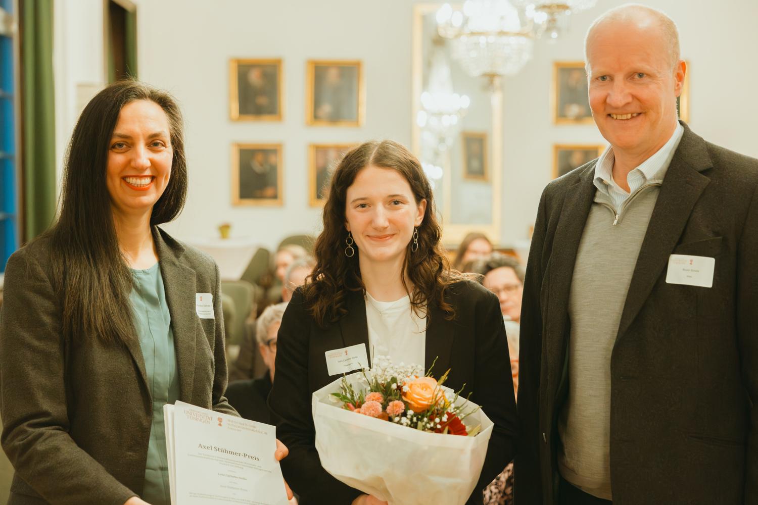 Portraitfoto: Frau Gehde-Trapp mit Urkunde, Frau Stolle mit Blumenstrauß