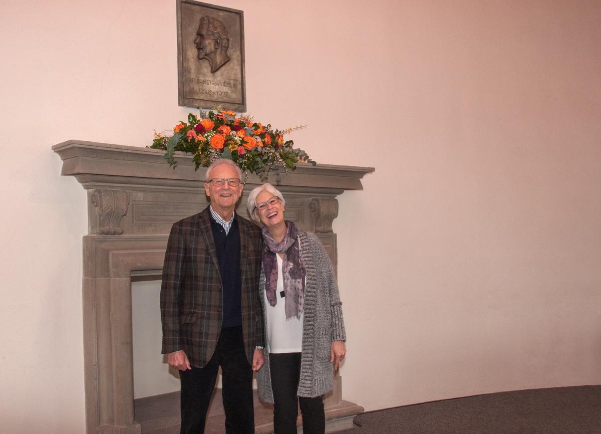 Gunter und Kerstin Sieglin vor dem Portrait von Dr. Ernst von Sieglin