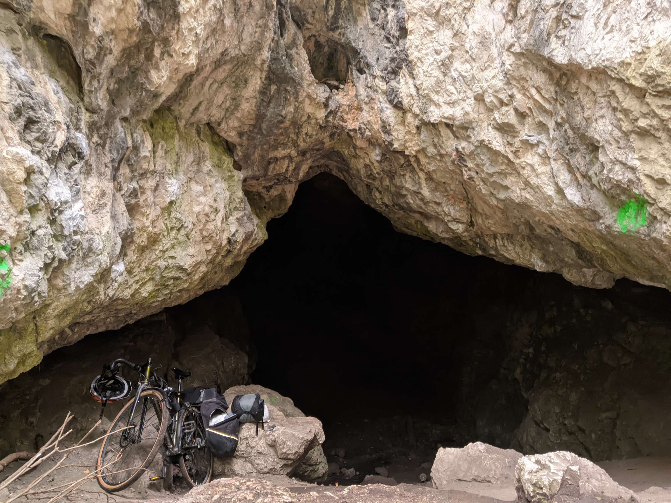 Fahrrad steht vor einer Höhle