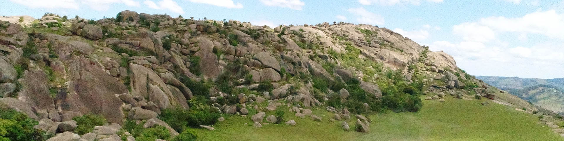 Gipfel des Sibebe Pluton: Felsen und Graslandschaft