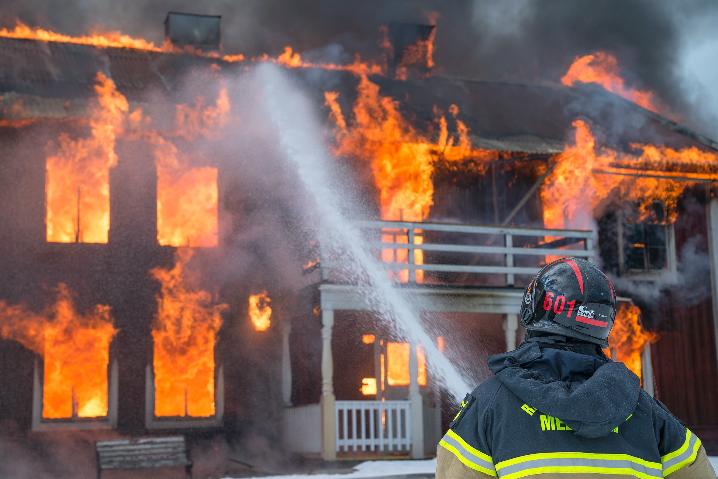 Feuerwehr löscht brennendes Haus