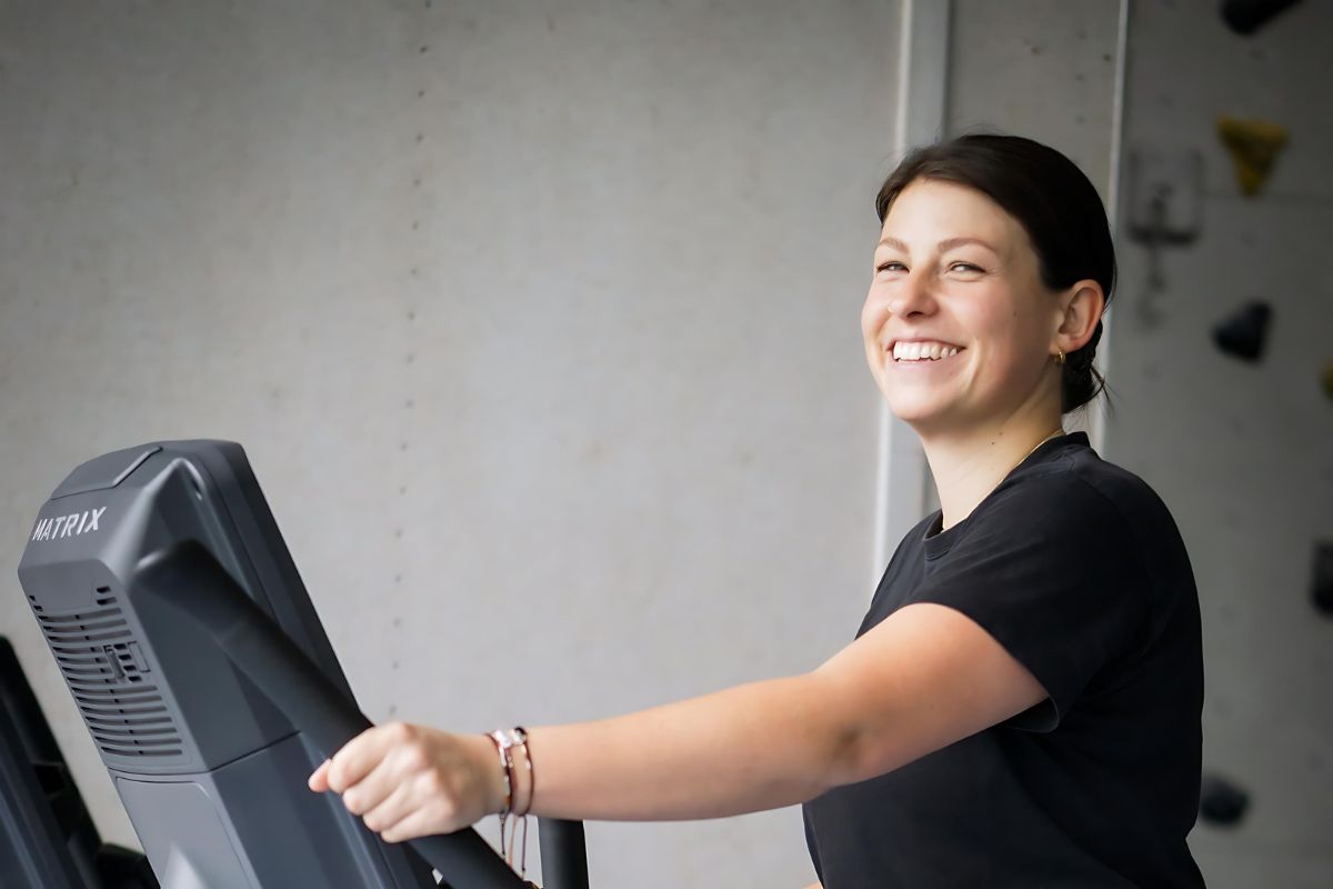 Trainerin Lisa auf dem Crosstrainer