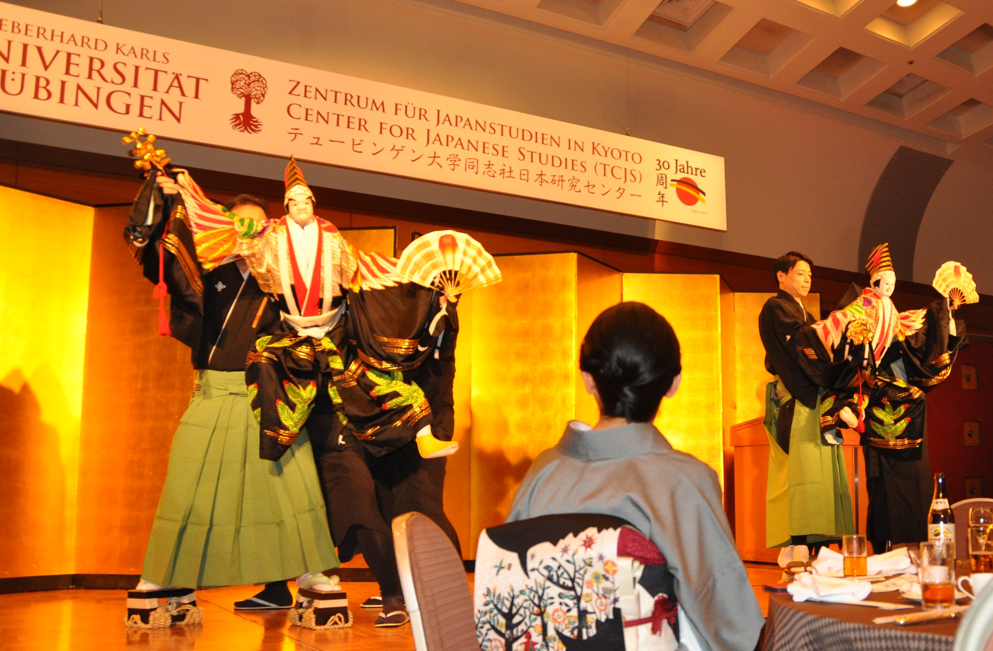 Zeremonieller Bunraku-Puppentanz "Ninin Sanbaso" zur Feier des 30-jährigen Bestehens des TCJS