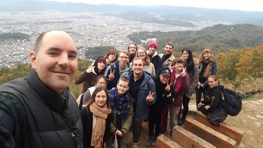TCJS-Direktor Wachutka mit Studenten bei der Exkursion zum Daimonji-Gipfel