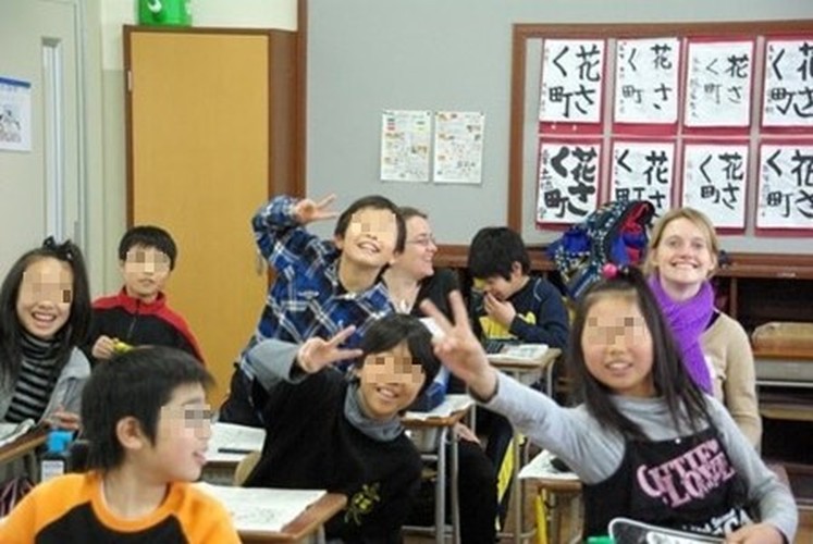 Studenten des TCJS besuchen eine japanische Grundschule