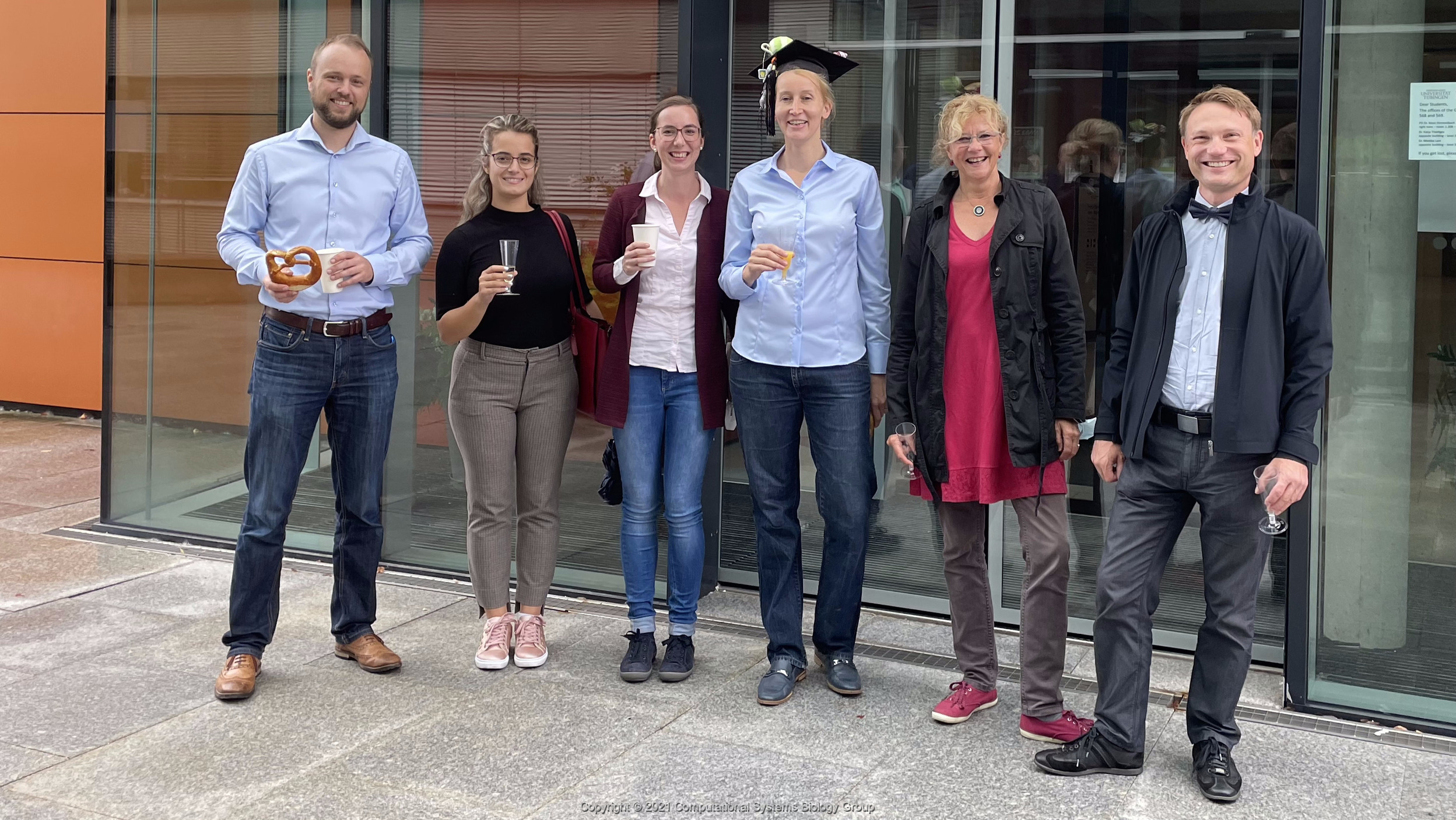 Ph.D. celebration in front of the Hertie-Institute for Clinical Neuroscience
