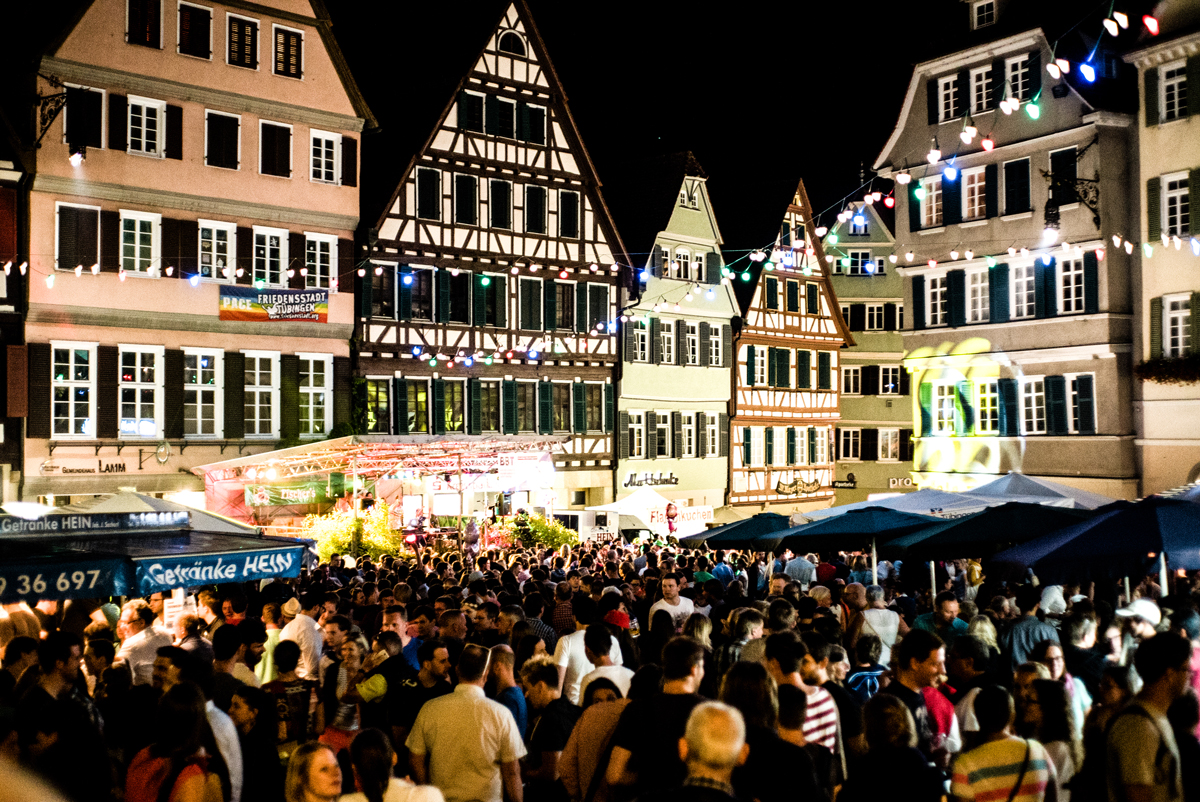 Foto vom Tübinger Stadtfest auf dem Holzmarkt vor der Stiftskirche