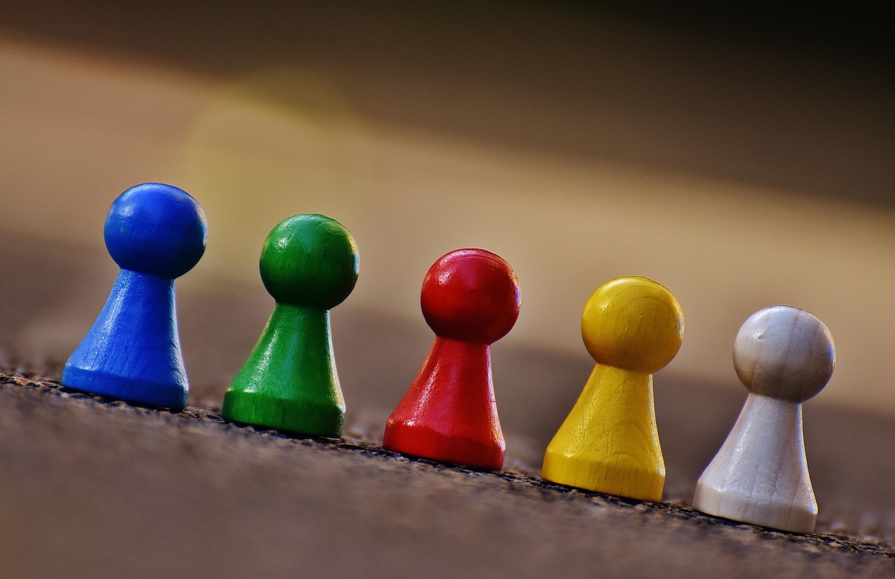 Das Symbolbild zeigt kleine Spielfiguren.