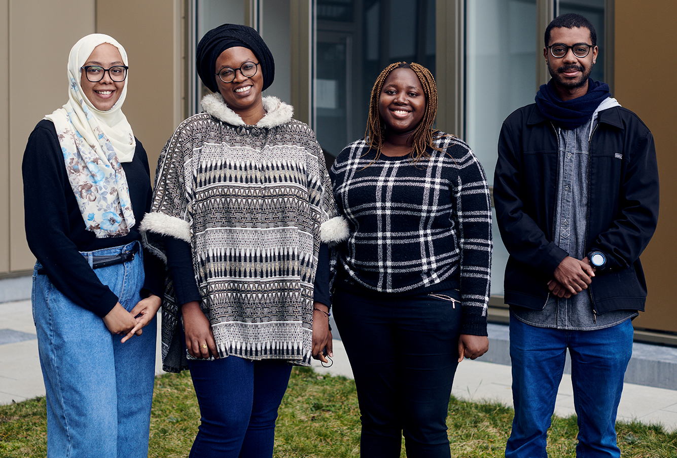 Foto von vier der AIMS-Stipendiaten: Wafaa Mohammed, Tshenolo Thato Daumas, Bolaji Bamiro, Faisal Mohamed