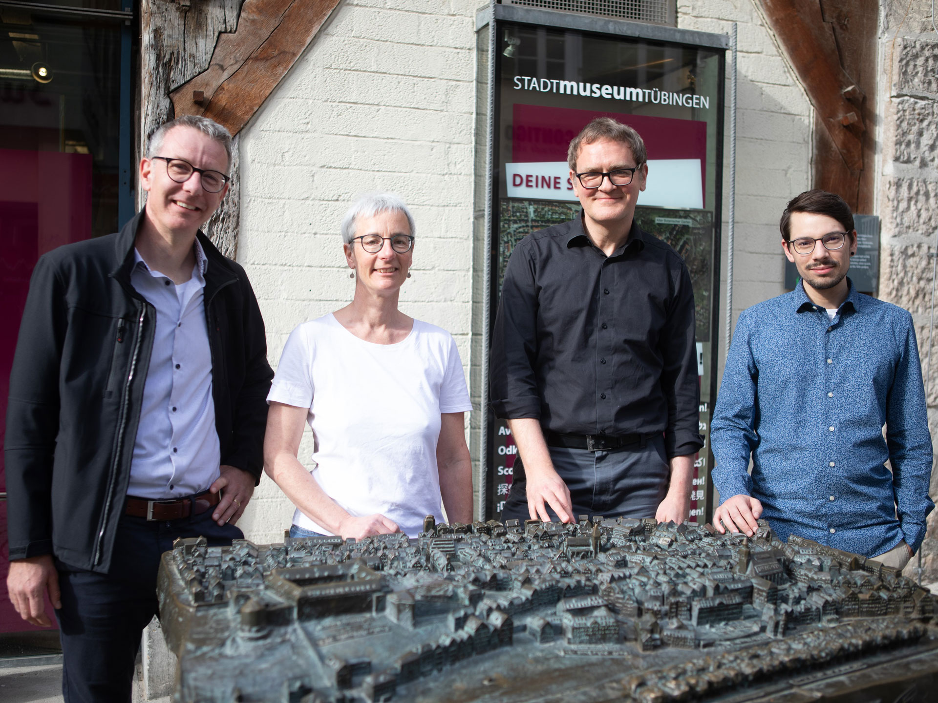 From left to right: Thomas Thiemeyer (Universität Tübingen/Empirische Kulturwissenschaft), Ulrike von Luxburg (Universität Tübingen/Maschinelles Lernen), Guido Szymanska (Kurator Stadtmuseum) und Tim Schaffarczik (Universität Tübingen/Empirische Kulturwissenschaft).