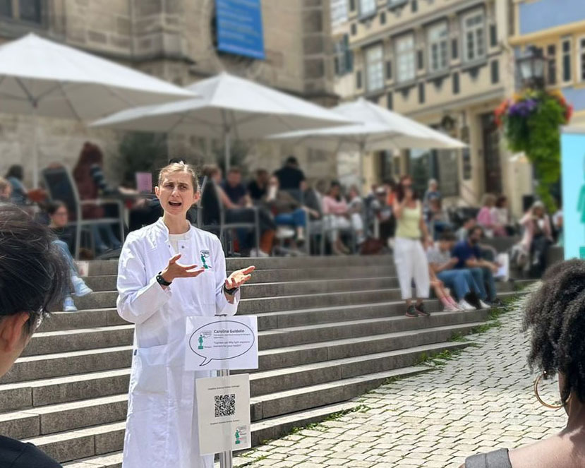 A researcher is presenting her work at the Tübingen Holzmarkt
