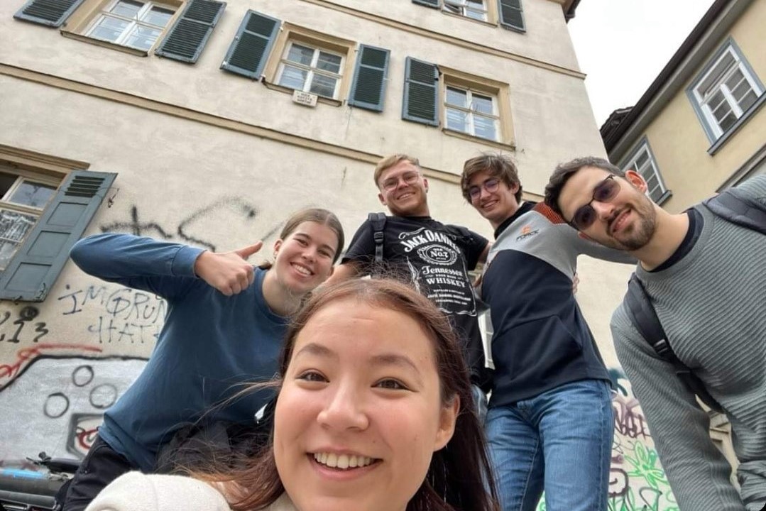  Selfie von Austauschstudierenden mit ihren Buddies