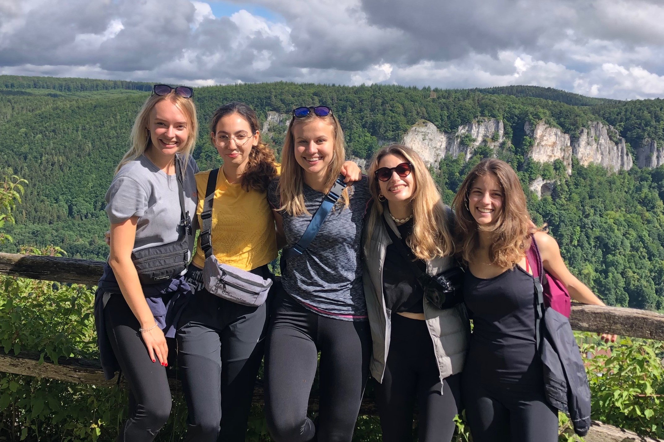 5 Studentinnen auf einer Wanderung mit Felsen im Hintergrund