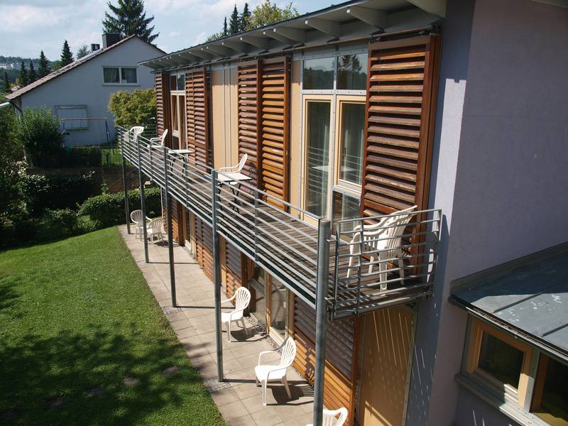 Bild: Hausfront mit Balkonen