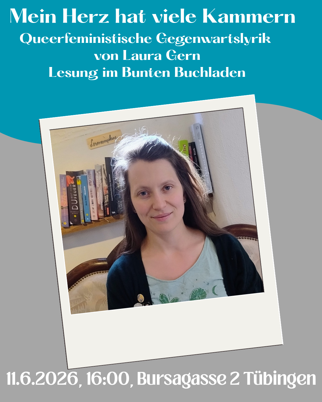Plakat zur Lesung „Mein Herz hat viele Kammern – Queerfeministische Gegenwartslyrik von Laura Gern“. Zu sehen ist ein Porträt von Laura Gern vor einem Bücherregal. Die Lesung findet am 11. Juni 2026 um 16 Uhr im Bunten Buchladen in der Bursagasse 2 in Tübingen statt.