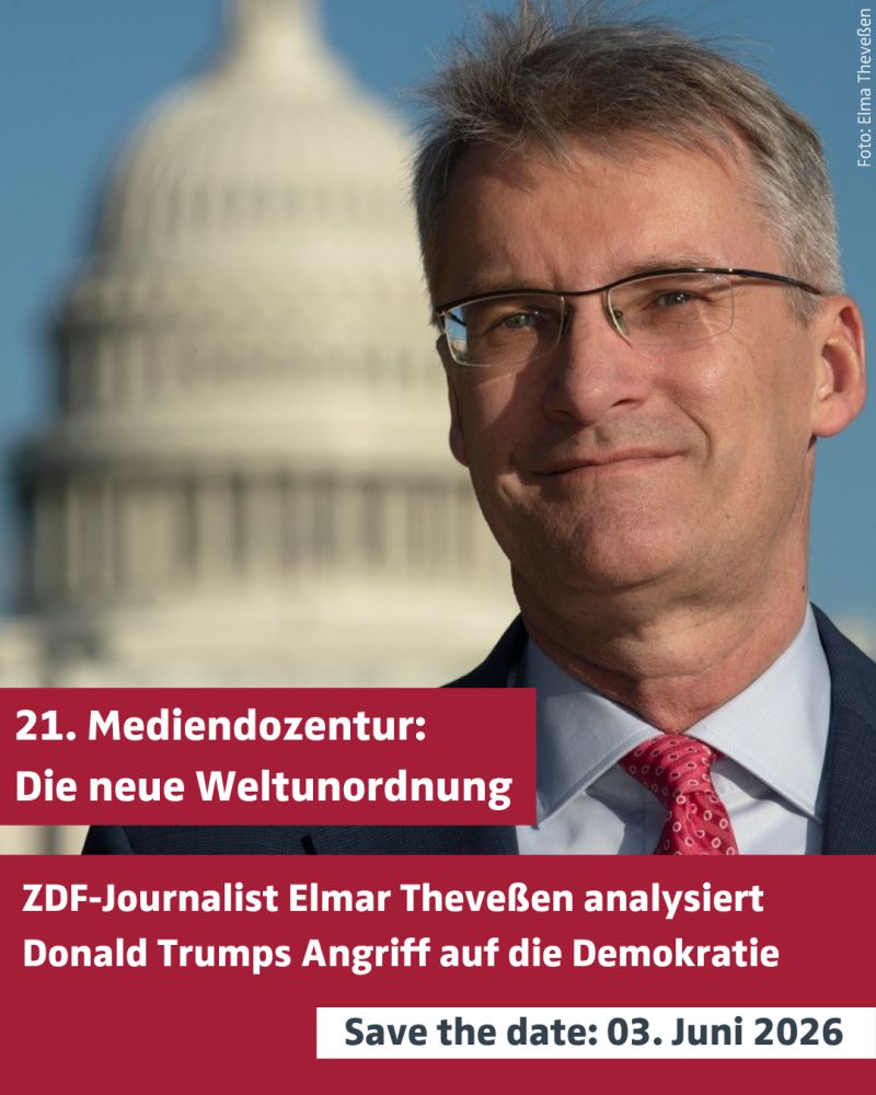 Veranstaltungsplakat mit großem Porträt von Elmar Theveßen im Vordergrund, im Hintergrund das unscharfe US‑Kapitol. Auf dem Plakat steht: ‚21. Mediendozentur: Die neue Weltunordnung‘ sowie ein Hinweis auf eine Analyse zu Donald Trumps Angriff auf die Demokratie und der Termin 03. Juni 2026.