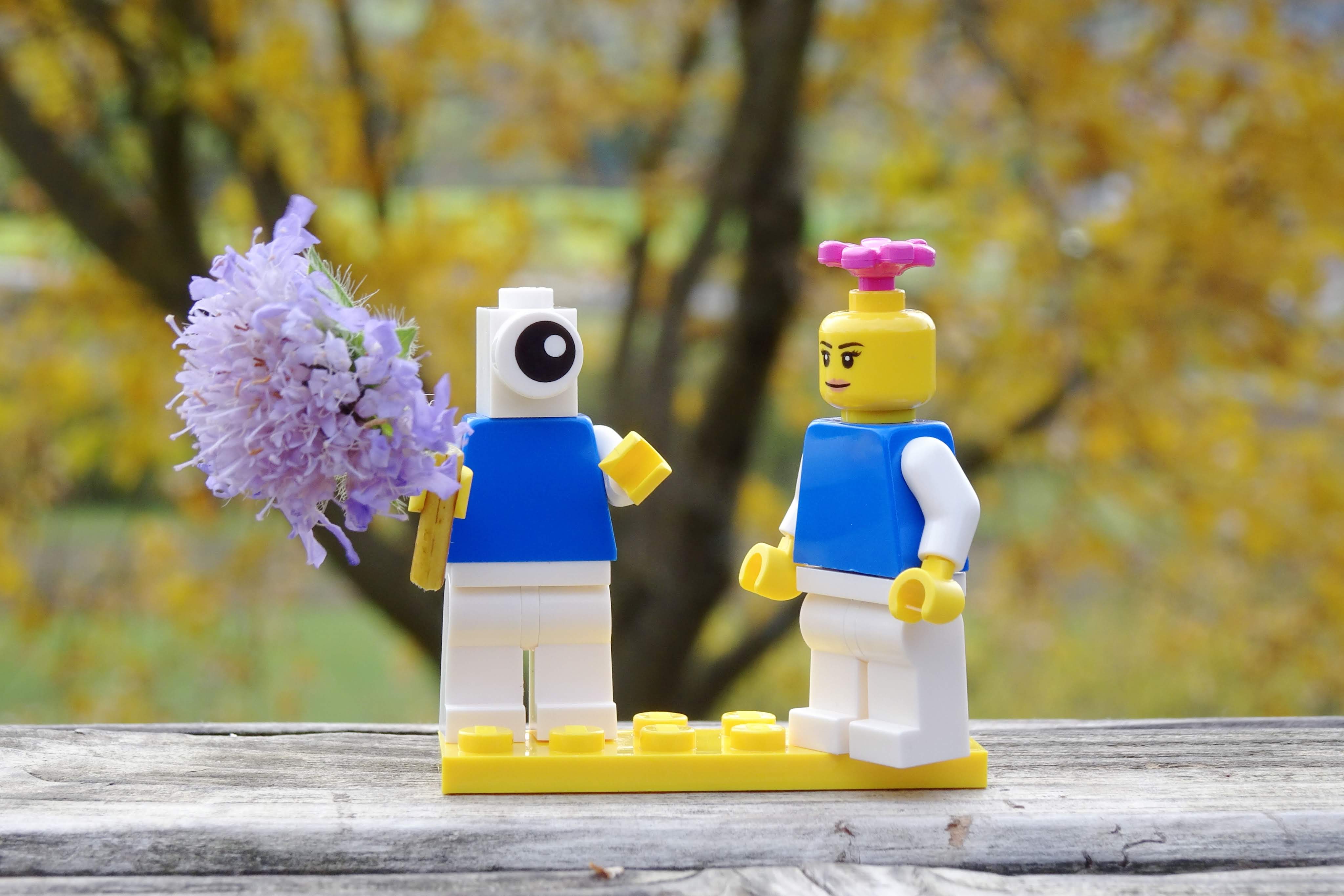Zwei Legofiguren im Freien.