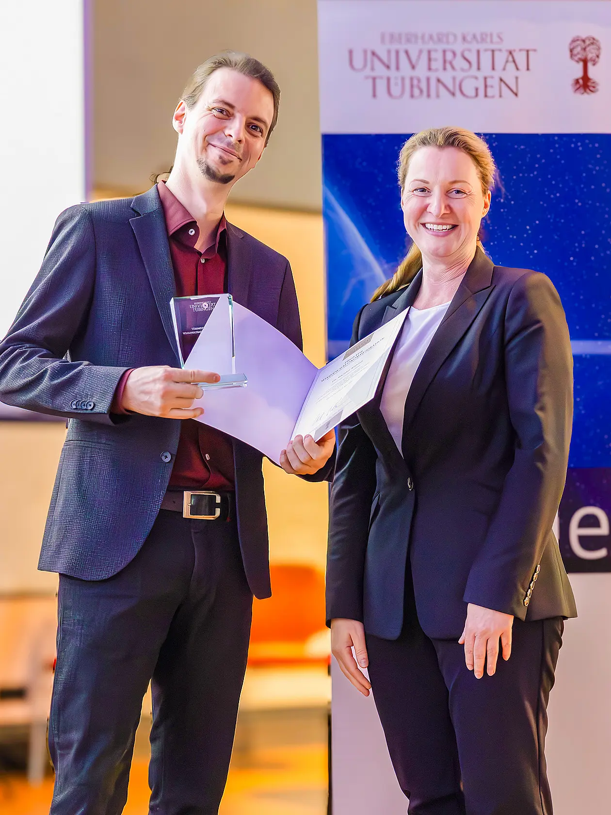Professorin Dr. Katja Schenke-Layland, Prorektorin für Forschung, Innovation und Transfer der Universität Tübingen, zeichnet Dr. Michael Kienzle mit dem Nachwuchspreis aus für dessen breit angelegten Dialog mit der Öffentlichkeit über seine Forschung zu Burgen und mittelalterlicher Adelsherrschaft. 
